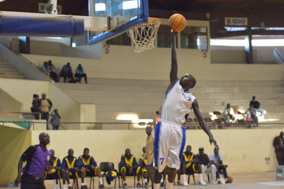 Ngor Goudiaby au lay-up, symbole de la supériorité de Mermoz Ngor Goudiaby au lay-up, symbole de la supériorité de Mermoz