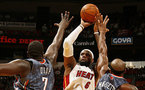 Desagana Diop (2 rbds) tentant un contre sur Lebron James- Photo NBA