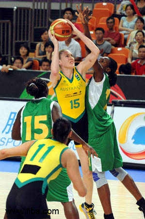 L'autralienne Lauren Jackson au milieu de la défense malienne