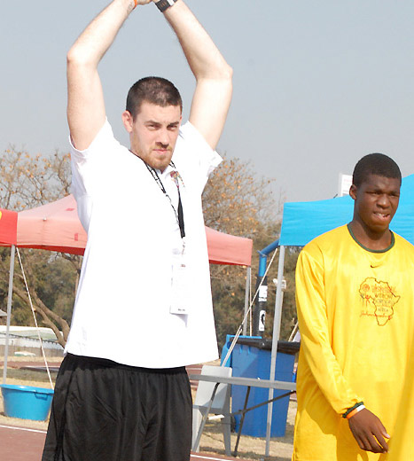 Nick Collison(USA • Oklahoma City Thunder) et Souleymane Diédhiou (SENEGAL •Seed Academy) - Photo NBA Nick Collison(USA • Oklahoma City Thunder) et Souleymane Diédhiou (SENEGAL •Seed Academy) - Photo NBA