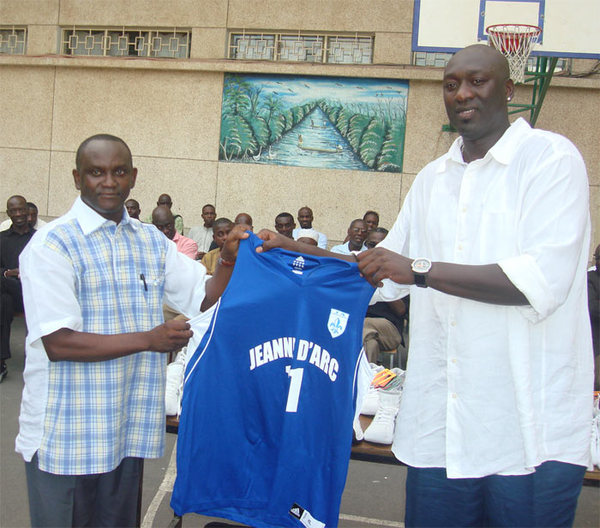 (VIDEO-VIDEO) - Mactar Ndiaye offre des équipements à la Ja. (VIDEO-VIDEO) - Mactar Ndiaye offre des équipements à la Ja.