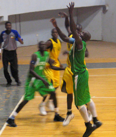 8 éme Jounrnée du Championnat National Masculin -  Cheikh Kéba CIssokho permet à l'Asfa de coiffer le Duc au poteau