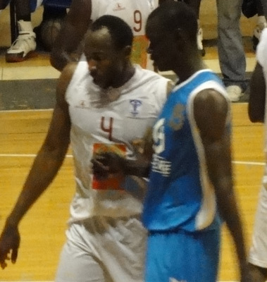 Moussa Guindo homme du match côté sicapois ici avec Babacar Faye (Gorée)