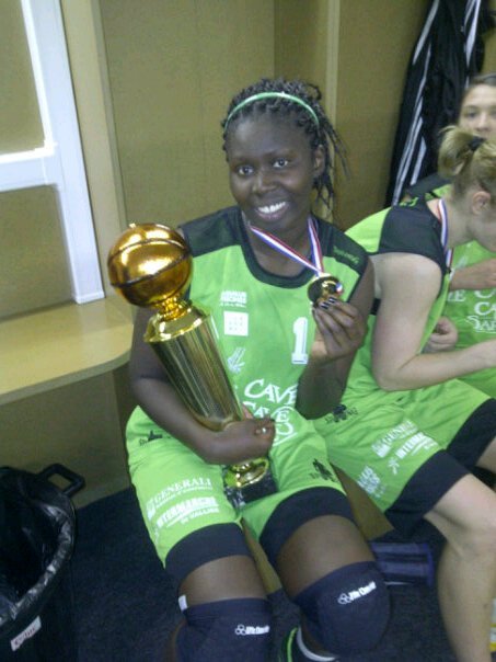 FRANCE TROPHEE FEMININ : Aïda Fall ((24 pts, 7 rbs, 4 cts et 26 d’évalution) gagne la coupe devant Elisa Diatta FRANCE TROPHEE FEMININ : Aïda Fall ((24 pts, 7 rbs, 4 cts et 26 d’évalution) gagne la coupe devant Elisa Diatta