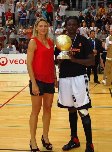 Jeanne Senghor recevant son trophée de MVP