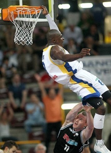 Ousmane Gueye Tezenis Verona (Italie) Ousmane Gueye Tezenis Verona (Italie)