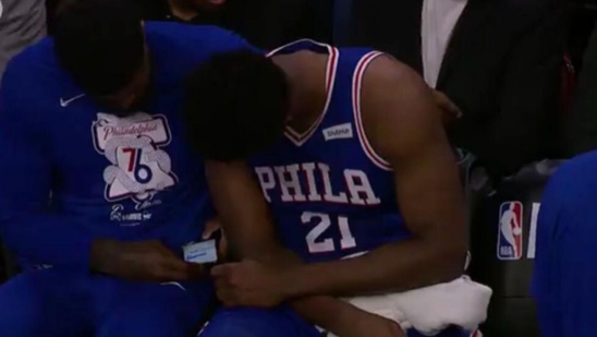 Nets - Sixers : Joel Embiid et Amir Johnson surpris au cellulaire pendant le match Nets - Sixers : Joel Embiid et Amir Johnson surpris au cellulaire pendant le match