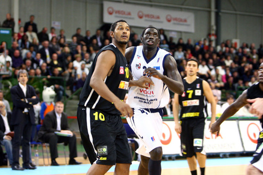 Malick Badiane (Nantes) 12 pts, 8 rbds et 2 contres - au rebond face à Boris Diaw