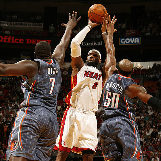 Desagana Diop (2 rbds) tentant un contre sur Lebron James- Photo NBA