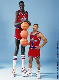 Manute Bol ici avec son coéquipier Mugsy Bogues de