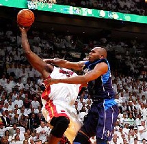 Faute de Stackhouse sur le Shaq Faute de Stackhouse sur le Shaq