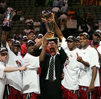 les Heat posant avec leur trophée