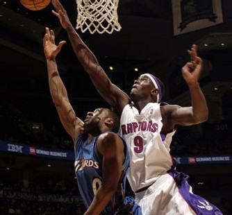 Pape Sow ici au contre sur Gilbert Arenas