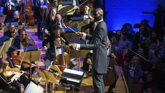 VIDEO NBA : Tacko Fall dirige l'orchestre philharmonique de Boston Pops lors d'un concert VIDEO NBA : Tacko Fall dirige l'orchestre philharmonique de Boston Pops lors d'un concert
