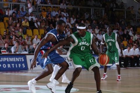 Mamadou Diouf  face à M. Pietrus ,au fond Charles Dieng