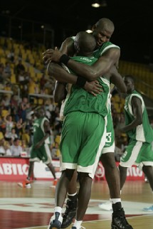 Babou Cissé félicité par Mamadou N'Diaye  aprés son tir à trois points réussi à 2 sec de la fin du match- photo Hervé Bellenger