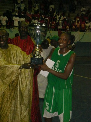 Ndiallou PAYE recevant la coupe Ndiallou PAYE recevant la coupe