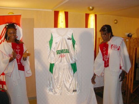 Awa Gueye et Ndeye Ndiaye les deux capitaines présentant le nouveau maillot des lionnes