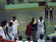 L'entraineur de la Douane incitants ses joueurs au combat face à une défense rugueuse de l'ASFA L'entraineur de la Douane incitants ses joueurs au combat face à une défense rugueuse de l'ASFA