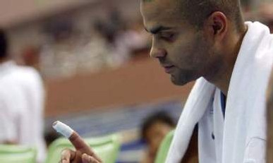 Tony Parker montrant son doigt fracturé