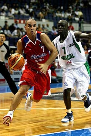 Le capitaine Babou Cissé débordé par Carlos Arroyo meilleur marqueur du match (29 pts) Le capitaine Babou Cissé débordé par Carlos Arroyo meilleur marqueur du match (29 pts)