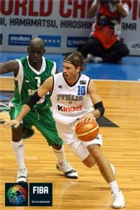 Babou Cissé défendant sur Andréa Pecile ( Photo FIBA)