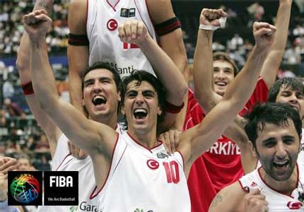Les Turcs aprés le coup de sifflet final - (Photo FIBA)
