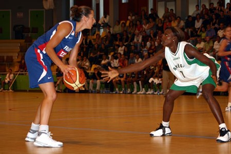 Salimata Diatta défendant sur la Française Hermouet (photo basqueteball)
