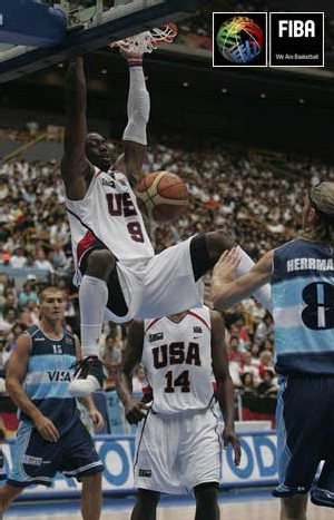 Dwayne Wade claque un puissant Dunk sur la tête des Argentins (photo FIBA) Dwayne Wade claque un puissant Dunk sur la tête des Argentins (photo FIBA)