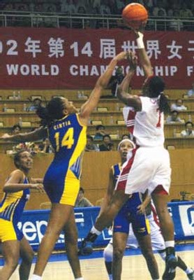 Awa gueye face au Bresil en 2002 Awa gueye face au Bresil en 2002