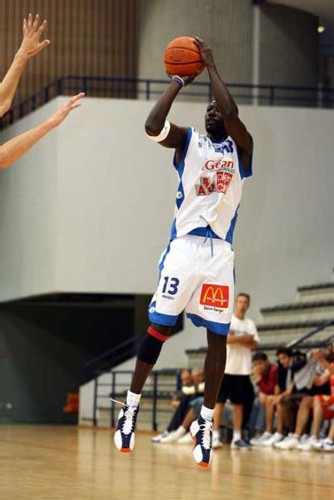 Charles Dieng en action-