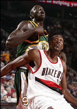 Saer Sene  (en vert) -Photo NBA Saer Sene  (en vert) -Photo NBA