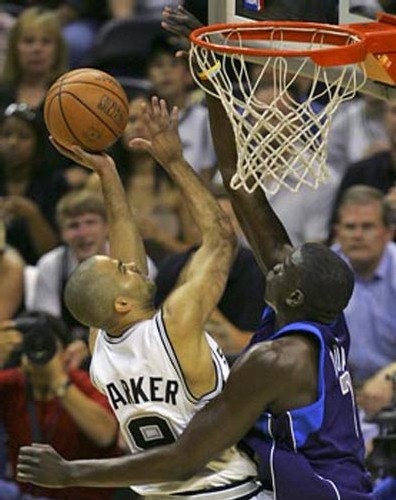 Desagana DIOP ici au contre sur Tony Parker - Image NBA