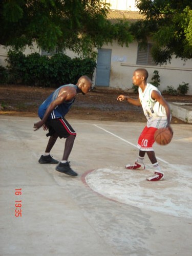 Ameth Seye  (SIBAC) face à l'ancien Bogues (JA) venu prêter main forte aux entrainements  - photo SENEBASKET