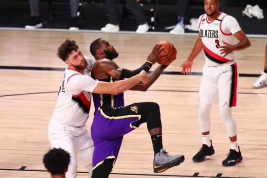 LeBron et les Lakers montrent les muscles LeBron et les Lakers montrent les muscles