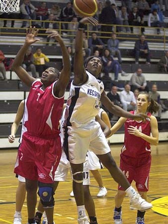 Salimata Diatta ici au contre sous ses nouvelle couleurs