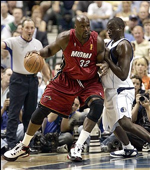 Desagana DIOP  (Dallas Mavericks)  défendant sur le ShaQ - photo SI.COM