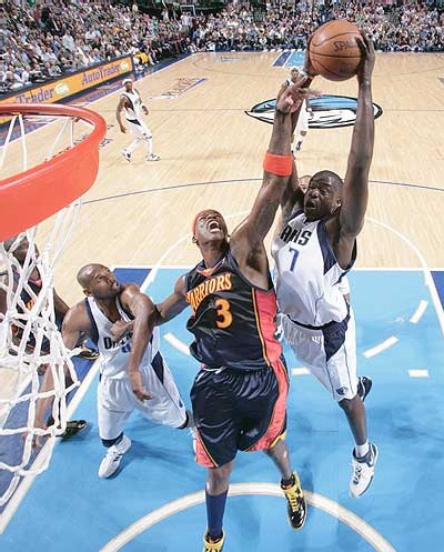 Desagana DIOP  allant au panier pour un dunk - photo NBA Desagana DIOP  allant au panier pour un dunk - photo NBA