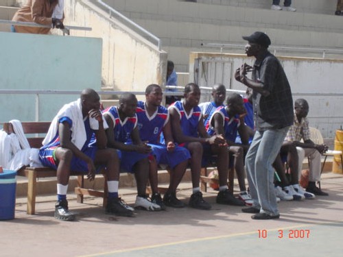 Assane Thiam ici avec les joeurs de la JA Assane Thiam ici avec les joeurs de la JA