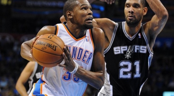 NBA - Oklahoma City stoppe San Antonio, Durant tout près de Jordan