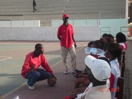 Raoul Toupane avec ses joueuses Raoul Toupane avec ses joueuses