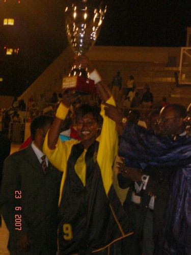 Adja Binta Mbaye Capitaine du DUC brandissant la Coupe du Maire de la ville de Dakar