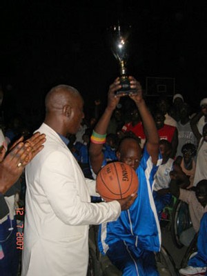 Mr Santi Séne Hagne remettant la coupe Mr Santi Séne Hagne remettant la coupe