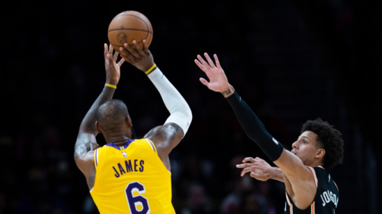 NBA: LeBron James s'amuse avec 47 points pour son 38e anniversaire NBA: LeBron James s'amuse avec 47 points pour son 38e anniversaire