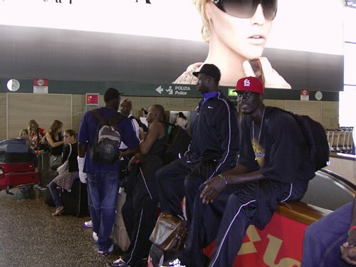 Les lions en partance pour l'Angola via le Portugal, de la droite vers la gauche : Bamba Fall 'casquette rouge), Issa Konaré, Yamar Diéne (bras en plâtre) et Mamadou Diouf au fond - photo Ndongo http://www.sensatcom.com