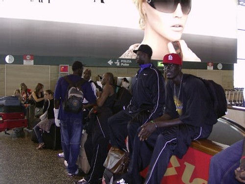 RETOUR - Les basketteurs sénégalais sont rentrés d’Angola, hier soir : Les Lions rasent les murs, leur président s’éclipse RETOUR - Les basketteurs sénégalais sont rentrés d’Angola, hier soir : Les Lions rasent les murs, leur président s’éclipse