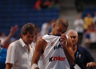 Tony Parker et Claude Bergeaud baissent la tête, symboles du fiasco français. (L'Equipe)