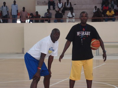 Cheikh Sarr (blanc) en compagnie du coach Adjoint Dame Diouf