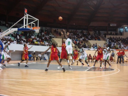 DioDio Diouf en Jump Shot face à la défense mozanbicaine