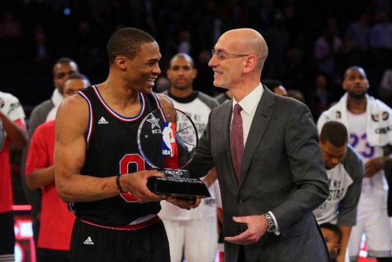 Le commissionaire de la NBA Adam Silver remet au meneur d'Oklahoma City Russell Westbrook, le trophée de meilleur joueur du match (MVP) lors du All Star Game entre les vedettes de la Conférence Ouest contre celles de l'Est, le 15 février 2015 à New York - Getty/AFP Elsa Le commissionaire de la NBA Adam Silver remet au meneur d'Oklahoma City Russell Westbrook, le trophée de meilleur joueur du match (MVP) lors du All Star Game entre les vedettes de la Conférence Ouest contre celles de l'Est, le 15 février 2015 à New York - Getty/AFP Elsa